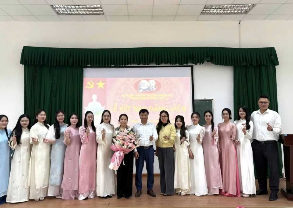 Chi bộ khoa Ngoại ngữ long trọng tổ chức lễ Kết Nạp Đảng Tháng 1 Năm 2026